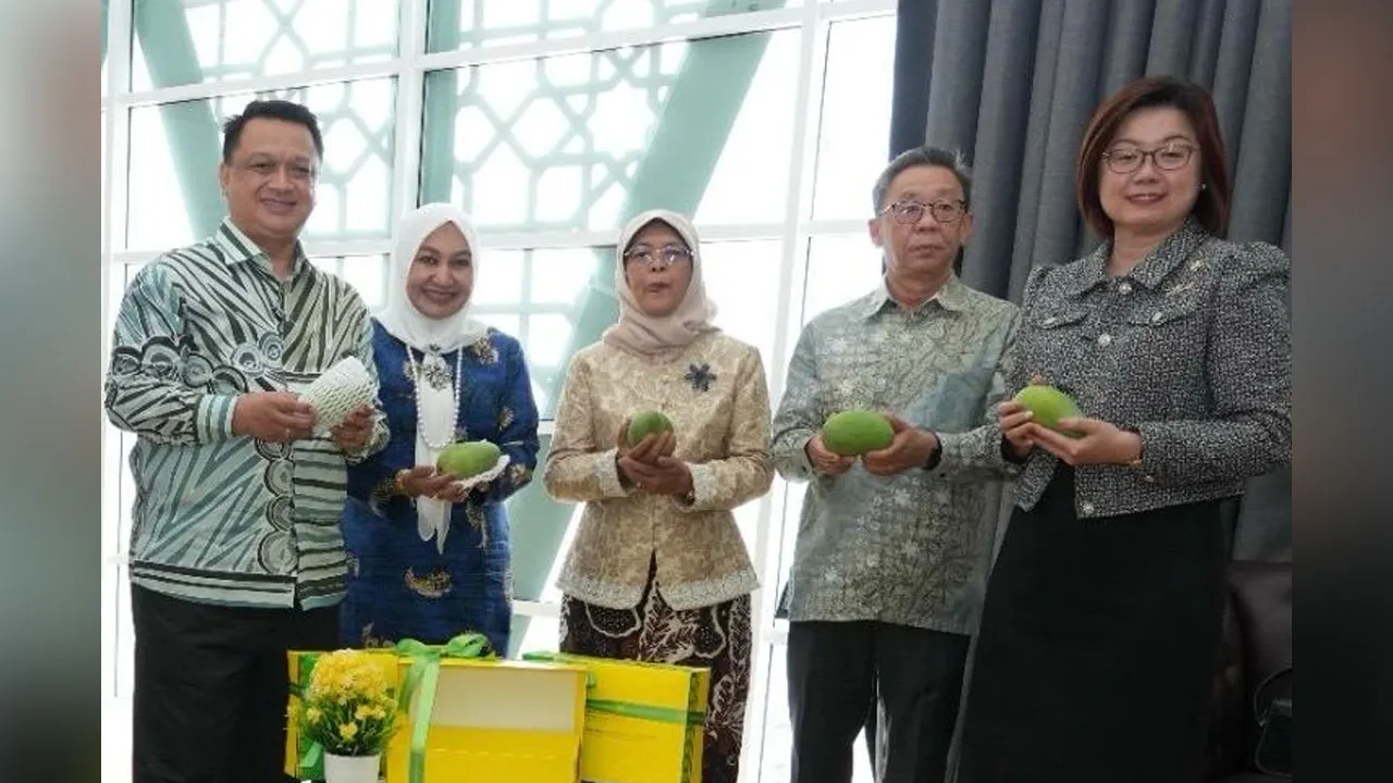 Raja Muda Perlis, Tuanku Syed Faizuddin dan bekas Presiden Singapura, Dr Halimah Yacob