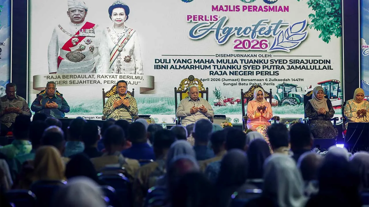 KANGAR, 25 April -- Raja Perlis Tuanku Syed Sirajuddin Jamalullail berkenan berangkat pada Majlis Perasmian Perlis Agrofest 2026 di Sungai Batu Pahat malam tadi.  Turut berangkat Raja Muda Perlis Tuanku Syed Faizuddin Putra Jamalullail (tiga, kiri) dan Raja Puan Muda Perlis Tuanku Dr Hajah Lailatul Shahreen Akashah Khalil (lima, kiri) serta Menteri Besar Perlis, Abu Bakar Hamzah (dua, kiri).  -- fotoBERNAMA (2026) HAK CIPTA TERPELIHARA