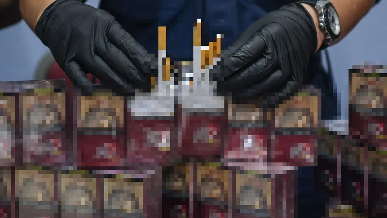 KOTA BHARU, 21 Ogos -- Sebahagian rampasan rokok putih yang dipamerkan pada sidang media di Wisma Kastam Padang Bongor hari ini.  Jabatan Kastam Diraja Malaysia (JKDM) Kelantan berjaya merampas 2.8 juta batang rokok putih bernilai RM2.25 juta termasuk cukai dalam satu serbuan di sebuah rumah tanpa penghuni di Kampung Bendang Kerian, Tumpat 5 Ogos lalu.  --fotoBERNAMA (2025) HAK CIPTA TERPELIHARA