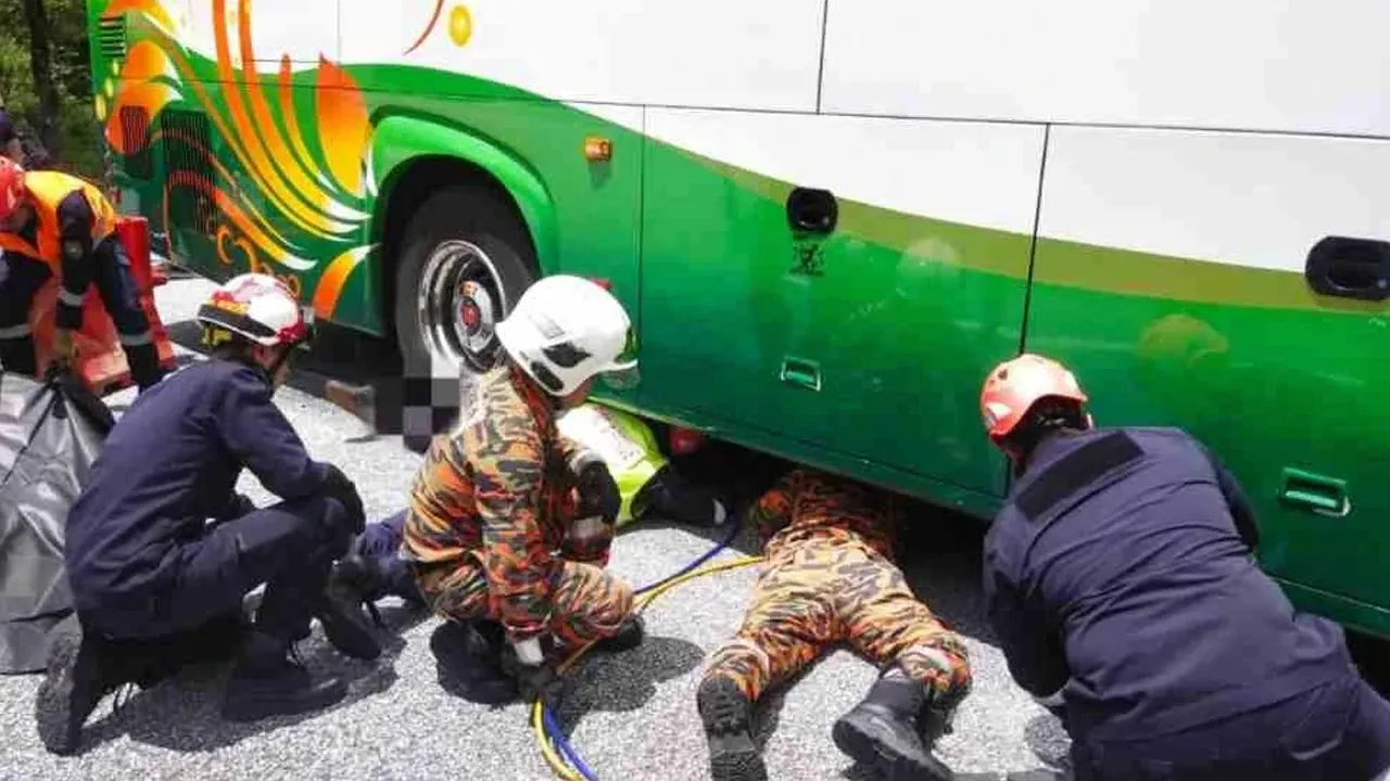 KUANTAN- Seorang remaja lelaki maut selepas terperosok ke bawah bas sejurus motosikal ditunggangnya terbabit kemalangan di Jalan Genting Highlands, arah turun pada Rabu.