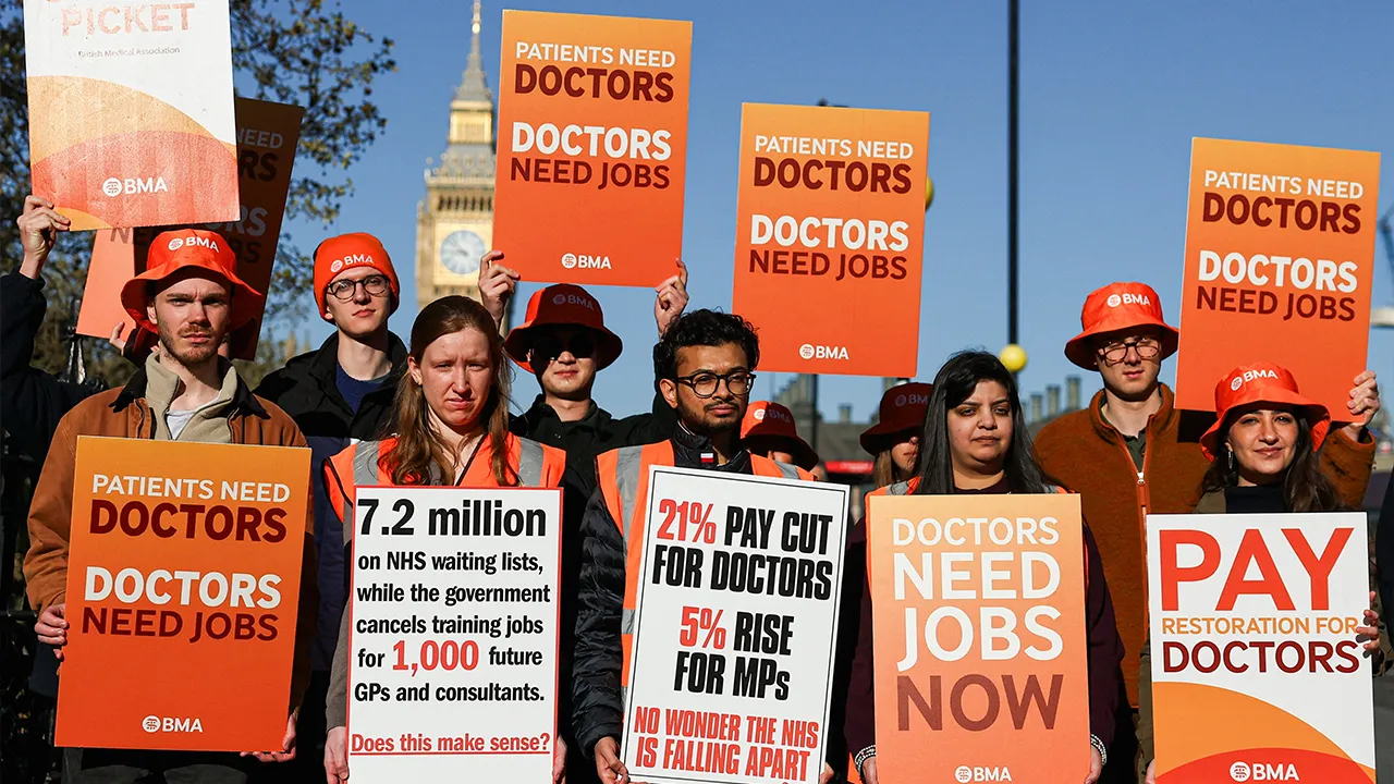 Resident doctors hold placards during a picket on the first day of a six-day industrial action after rejecting the government’s 3.5% pay increase, amid a dispute over pay and staffing pressures, in London, Britain, April 7, 2026. REUTERS/Toby Melville