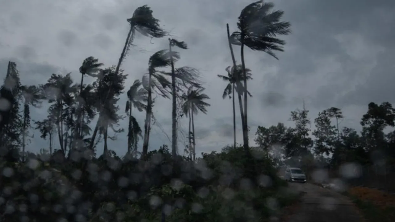 KUALA LUMPUR, 5 April (Bernama) -- Jabatan Meteorologi Malaysia (MetMalaysia) mengeluarkan amaran ribut petir, hujan lebat dan angin kencang yang diramalkan berlaku di empat negeri dan Wilayah Persekutuan Kuala Lumpur hingga 1 tengah hari ini.