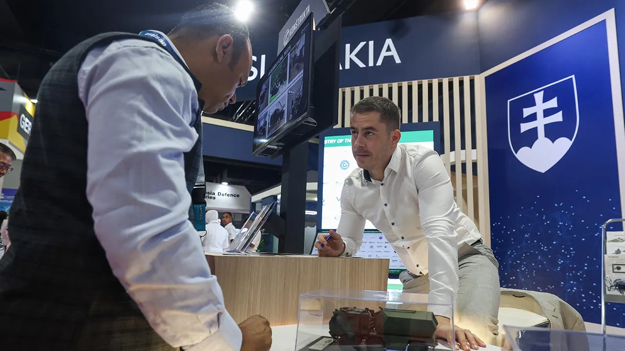 KUALA LUMPUR, 22 April -- Wakil Komersial Konstrukta Defence Robert Mallo ketika ditemui di Pavilion Negara Slovakia sempena Pameran Perkhidmatan Pertahanan Asia (DSA) dan Pameran Keselamatan Kebangsaan (NATSEC) Asia 2026 di Pusat Pameran dan Perdagangan Antarabangsa Malaysia (MITEC), hari ini.  --fotoBERNAMA (2026) HAK CIPTA TERPELIHARA