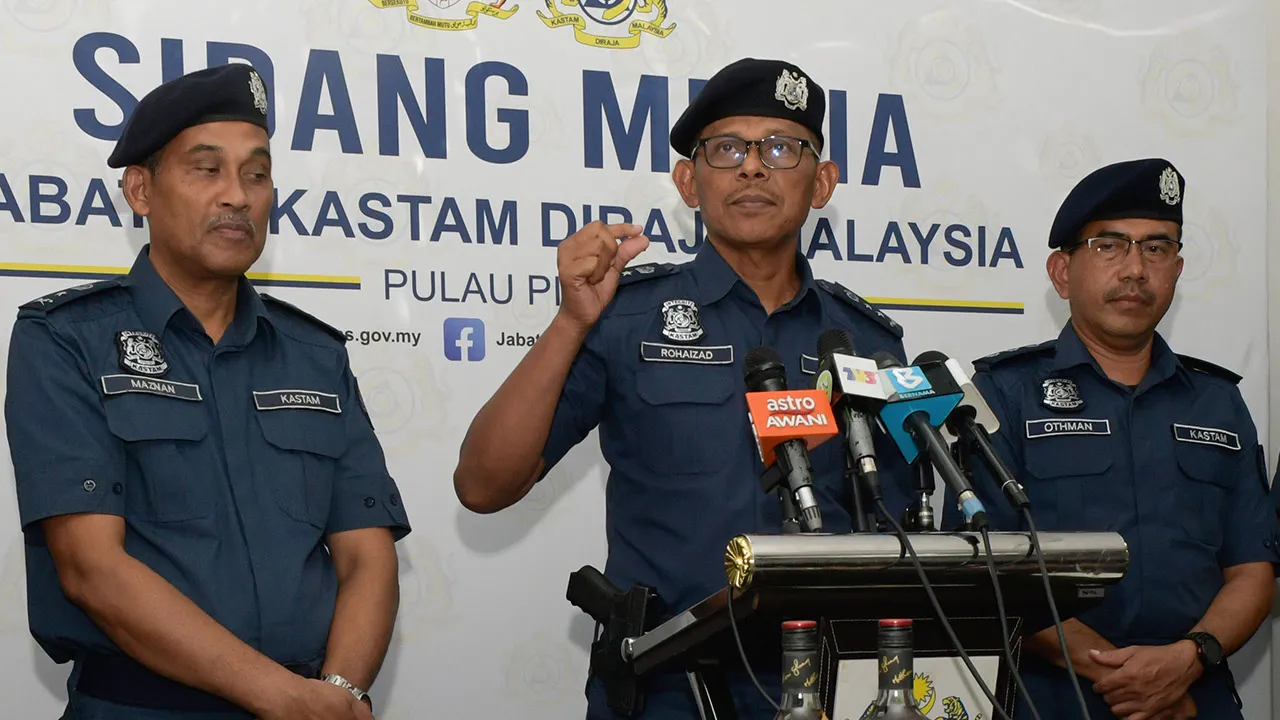 PRAI, 15 April -- Pengarah Jabatan Kastam Diraja Malaysia (JKDM) Pulau Pinang, Datuk Rohizad Ali (tengah) mengadakan sidang media mengenai pembongkaran kegiatan menyeludup rokok dan minuman keras tidak bercukai bernilai RM3.6 juta selepas menyerbu ke sebuah gudang di Berapit, Bukit Mertajam pada 13 Mac lepas.  --fotoBERNAMA