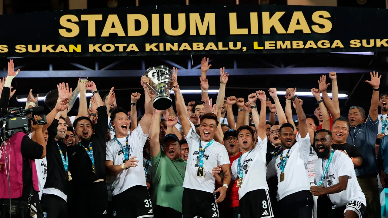 KOTA KINABALU, 19 April -- Ketua pasukan Sabah FC, Dominic Tan bersama pemain pasukan Sabah FC menjulang Piala MFL Challenge Cup apabila berjaya menewaskan Pasukan Penang FC 4-3 melalui tendangan penalti di Stadium Likas malam ini.  --fotoBERNAMA (2026) HAK CIPTA TERPELIHARA