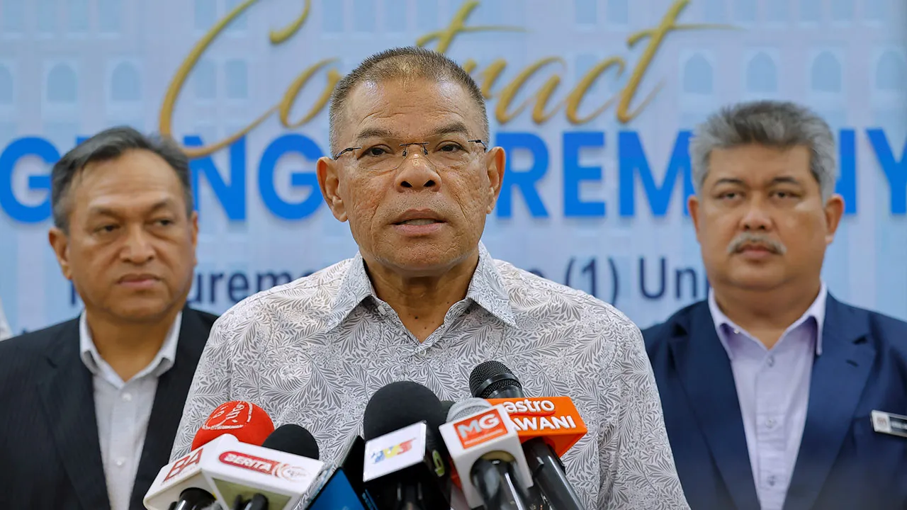 PUTRAJAYA, 21 April -- Menteri Dalam Negeri Datuk Seri Saifuddin Nasution Ismail bercakap pada sidang media selepas menyaksikan Majlis Menandatangani Kontrak Perolehan sebuah Multi Purpose Mission Ship kedua untuk Agensi Penguatkuasaan Maritim Malaysia (APMM) di Bangunan Setia Perkasa hari ini.  --fotoBERNAMA (2026) HAK CIPTA TERPELIHARA