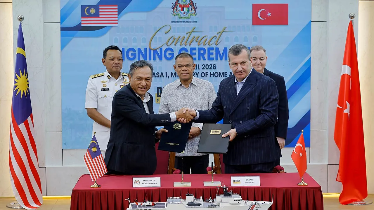 PUTRAJAYA, 21 April -- Menteri Dalam Negeri Datuk Seri Saifuddin Nasution Ismail menyaksikan pertukaran kontrak perolehan oleh Ketua Setiausaha Kementerian Dalam Negeri Datuk Dr Awang Alik Jeman (dua, kiri) dan Pengerusi Desan Shipyard Cenk Ismail Kaptanoglu (dua, kanan) pada Majlis Menandatangani Kontrak Perolehan sebuah Multi Purpose Mission Ship kedua untuk Agensi Penguatkuasaan Maritim Malaysia (APMM) di Bangunan Setia Perkasa hari ini.  Turut sama, Ketua Pengarah Agensi Penguatkuasaan Maritim Malaysia 