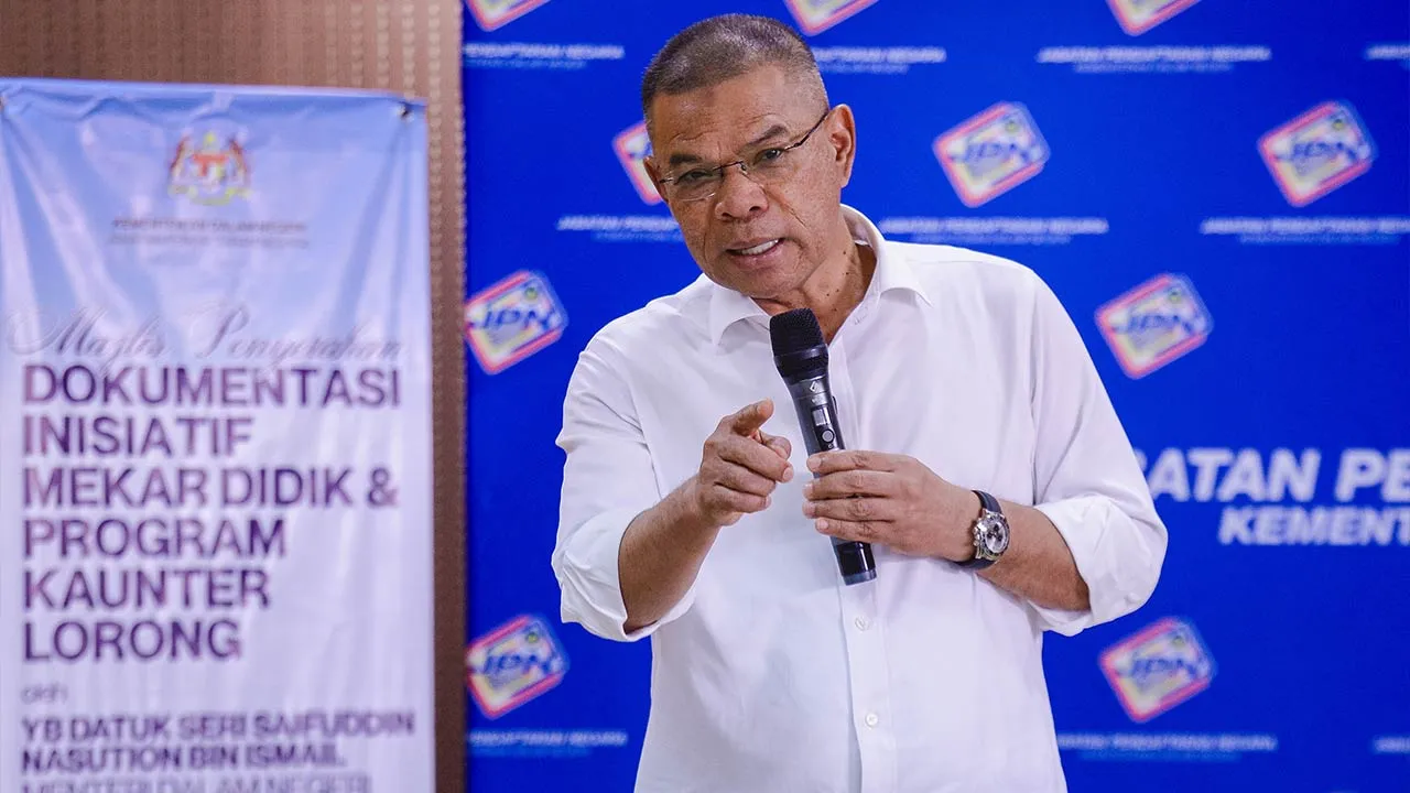 KUALA LUMPUR, 16 April -- Menteri Dalam Negeri Datuk Seri Saifuddin Nasution Ismail ketika hadir pada Majlis Penyerahan Dokumentasi Inisiatif Mekar Didik dan Program Kaunter Lorong di Sekolah Bimbingan Jalinan Kasih hari ini.  --fotoBERNAMA (2026) HAK CIPTA TERPELIHARA