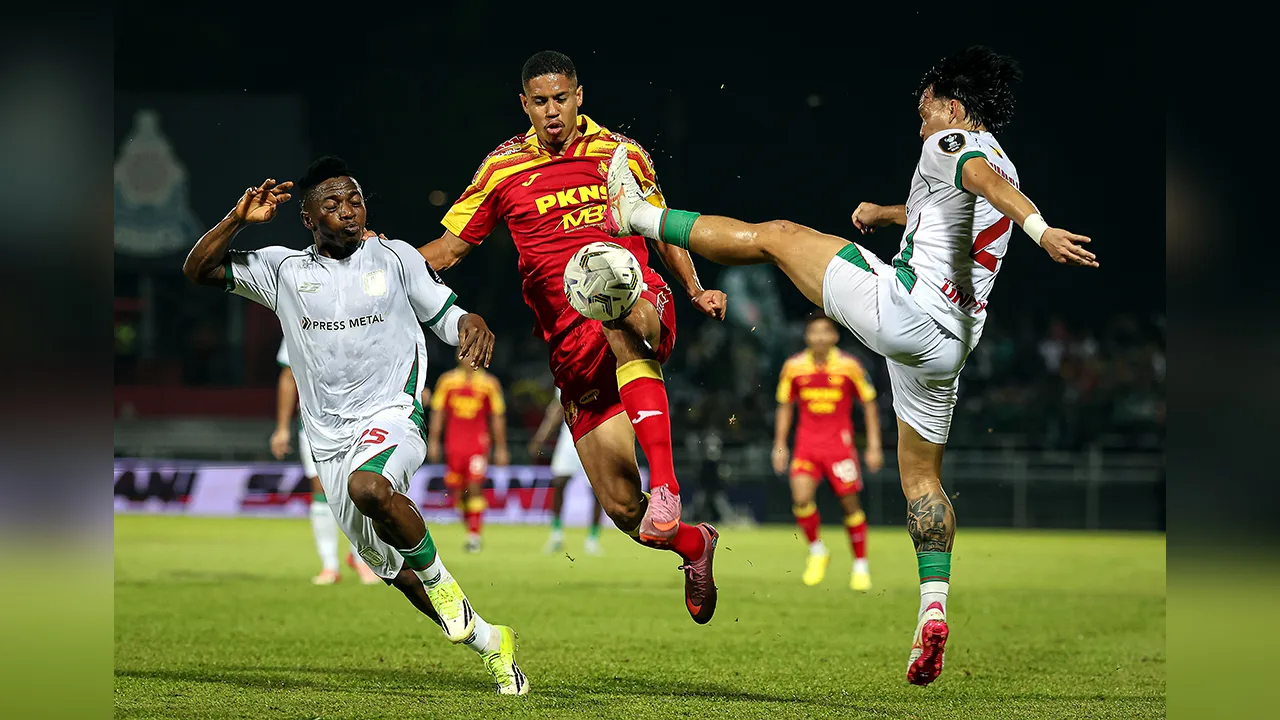 PETALING JAYA, 5 April -- Pemain Selangor FC, Jose Vitor Rodrigues Da Silva Dos Santos diasak pemain Kuching City FC pada perlawanan separuh akhir pertama Piala Malaysia 2025-26 di Stadium MBPJ hari ini.  Kedudukan semasa, Selangor FC 1, Kuching City FC 1.  --fotoBERNAMA (2026) HAK CIPTA TERPELIHARA