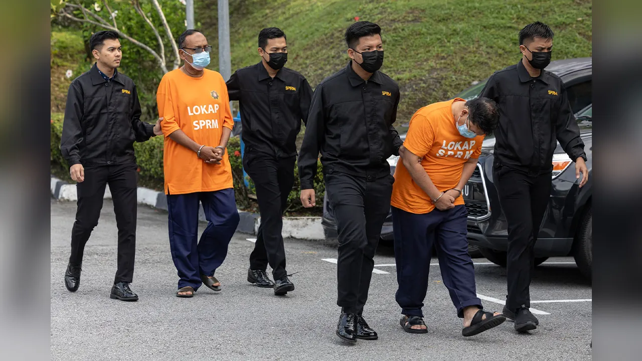 Shah Alam , 22 February 2026. Dua individu termasuk seorang timbalan pengerusi sebuah badan bukan kerajaan (NGO) ditahan reman selama empat hari bagi membantu siasatan berhubung kes menyeleweng dana zakat kira-kira RM230 juta.  Perintah reman kedua-dua lelaki 57 dan 61 tahun yang bermula hari ini sehingga 27 April ini dikeluarkan Majistret Ameera Mastura Khamis setelah  Suruhanjaya Pencegahan Rasuah Malaysia (SPRM) mengemukakan permohonan di Mahkamah Shah Alam, hari ini.Astro AWANI / SHAHIR OMAR