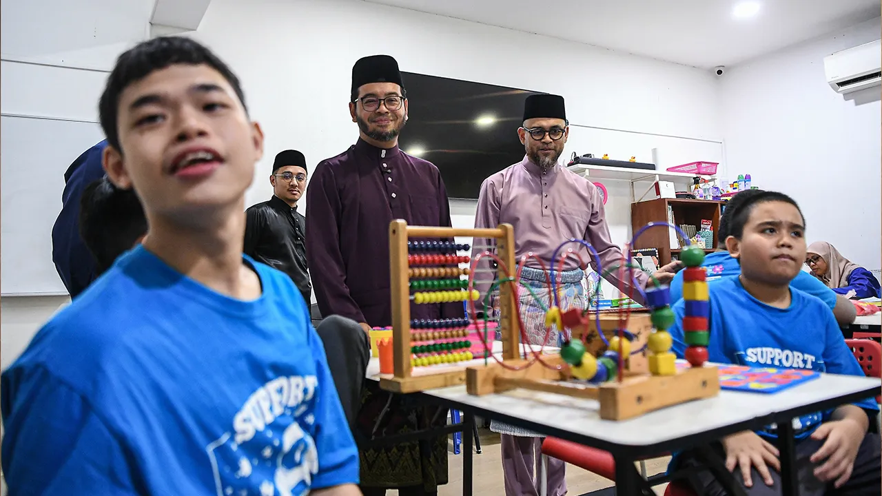 KUALA LUMPUR, 24 April -- Menteri di Jabatan Perdana Menteri (Hal Ehwal Agama) Senator Dr Zulkifli Hasan (dua, kiri) menyantuni serta beramah mesra bersama kanak-kanak autism ketika melawat Yayasan Pendidikan Insani hari ini.  Turut hadir Pengurus Yayasan Pendidikan Insani Mohd Fakhri Nor Affandi (dua, kanan).  -- fotoBERNAMA (2026) HAK CIPTA TERPELIHARA