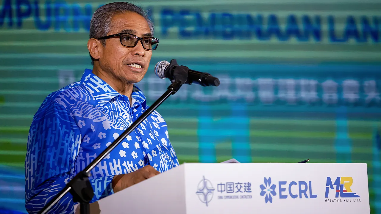 KUALA LUMPUR, 16 Mac -- Ketua Setiausaha Negara merangkap Pengerusi Malaysia Rail Link Sdn Bhd (MRL) Tan Sri Shamsul Azri Abu Bakar berucap pada Majlis Menandatangani Perjanjian Pelantikan Joint Lead Coordinator (JLC) bagi Pengurusan Risiko FX Projek ECRL dan Penyempuranaan Pembinaan Landasan ECRL dari Kota Bharu ke Gombak hari ini.  --fotoBERNAMA (2026) HAK CIPTA TERPELIHARA