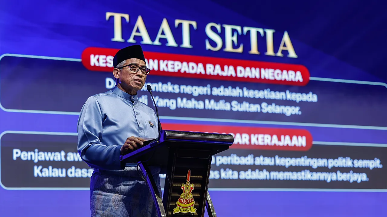 SHAH ALAM, 3 April -- Ketua Setiausaha Negara Tan Sri Shamsul Azri Abu Bakar menyampaikan ucapan pada Majlis Jelajah Taat Setia MADANI Peringkat Negeri Selangor di Dewan Raja Muda Musa, Seksyen 7 hari ini._BERNAMA