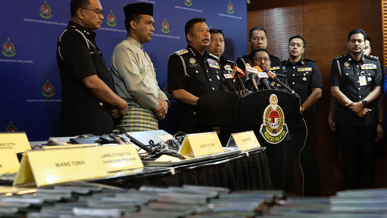 Putrajaya , 15 APril 2026. Ketua Pengarah Imigresen Malaysia , Datuk Zakaria Shaaban pada sidang di Ibu Pejabat Imigresen Malaysia berkenaan sidang media kejayaan menumpaskan sindiket pemalsuan dokumen dalam operasi Ops Serkap.Astro AWANI / SHAHIR OMAR