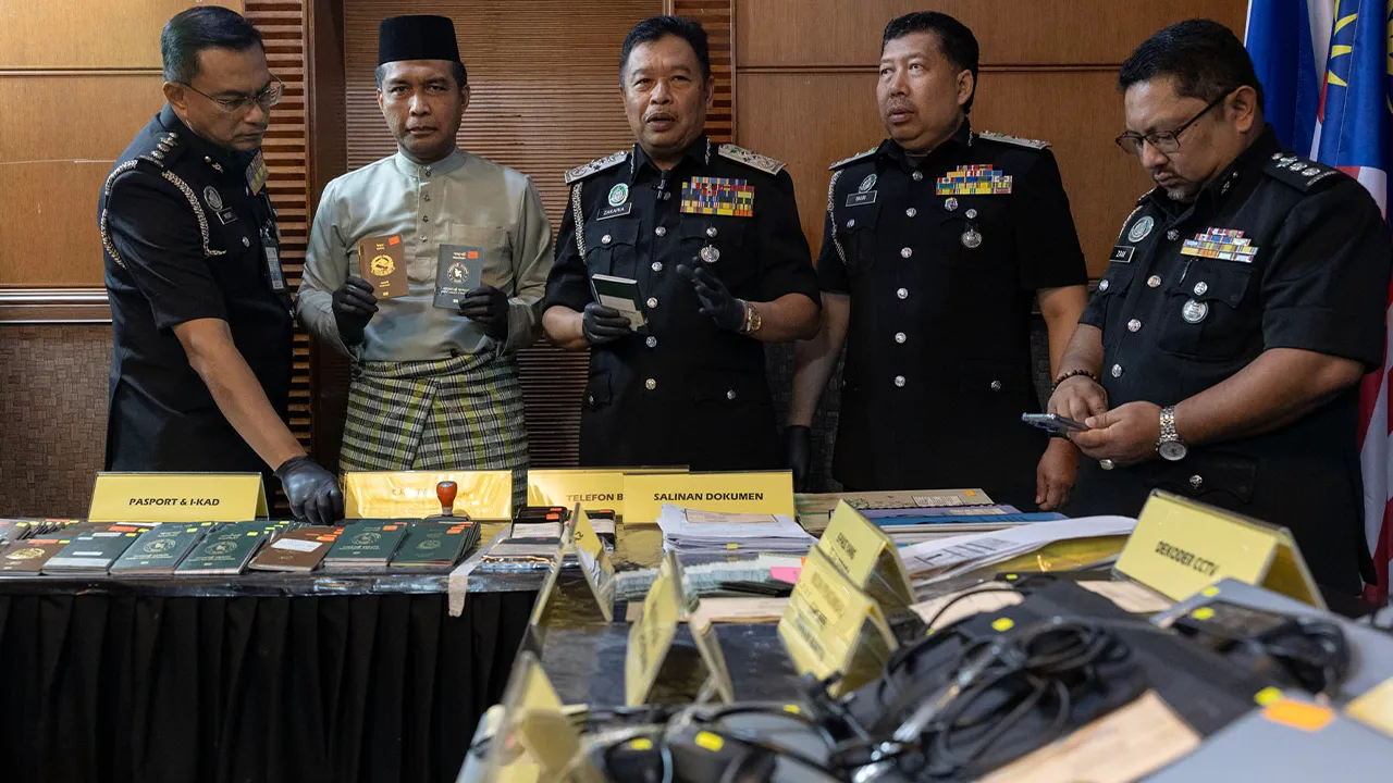 Putrajaya , 15 APril 2026. Ketua Pengarah Imigresen Malaysia , Datuk Zakaria Shaaban pada sidang di Ibu Pejabat Imigresen Malaysia berkenaan sidang media kejayaan menumpaskan sindiket pemalsuan dokumen dalam operasi Ops Serkap.Astro AWANI / SHAHIR OMAR