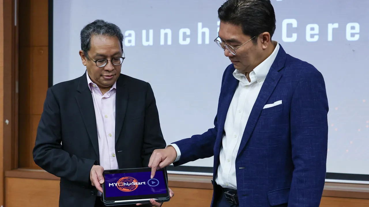 GEORGE TOWN, 10 April -- Timbalan Menteri Pelaburan, Perdagangan dan Industri, Sim Tze Tzin (kanan) melakukan gimik perasmian pada Majlis Peluncuran MyChipStart di Auditorium Murad Mohd Noor hari ini.  Turut hadir Ketua Pegawai Eksekutif Collaborative Research In Engineering, Science & Technology (CREST) Jaffri Ibrahim (kiri).  -- fotoBERNAMA (2026) HAK CIPTA TERPELIHARA
