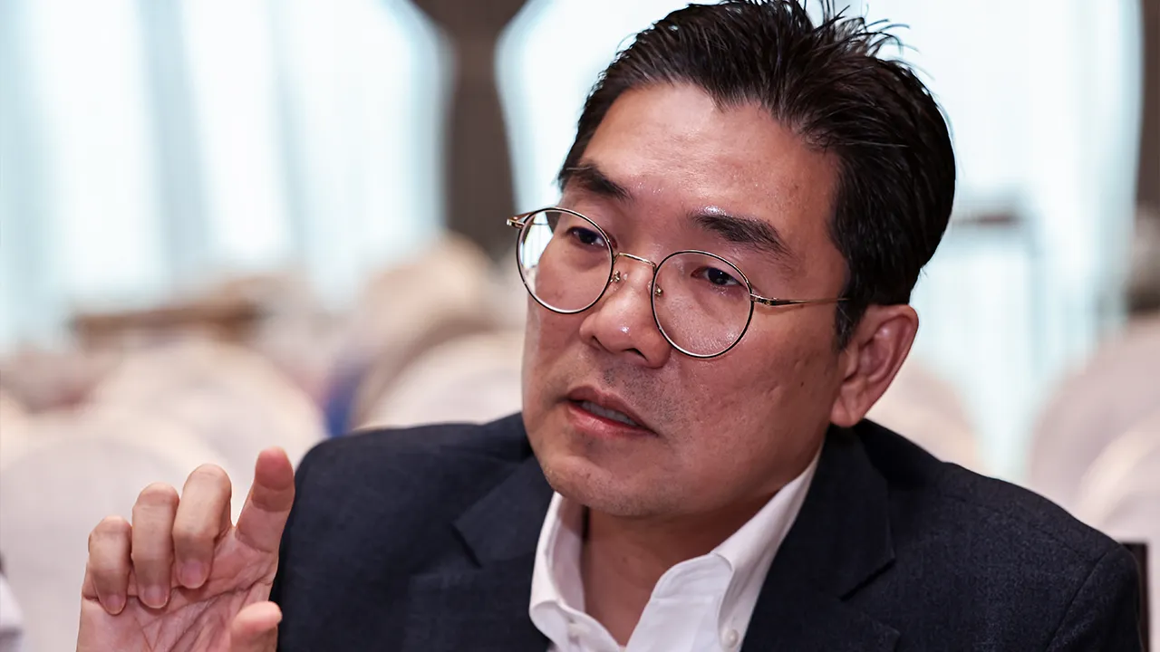 JOHOR BAHRU, 27 April -- Timbalan Menteri Pelaburan, Perdagangan dan Industri (MITI) Sim Tze Tzin bercakap kepada pemberita pada Sesi Media Timbalan Menteri bersama Ahli Parlimen (MP) Johor, Serta Dewan Perniagaan dan Industri Cina Johor Bahru (JBCCCI) di sini hari ini._BERNAMA