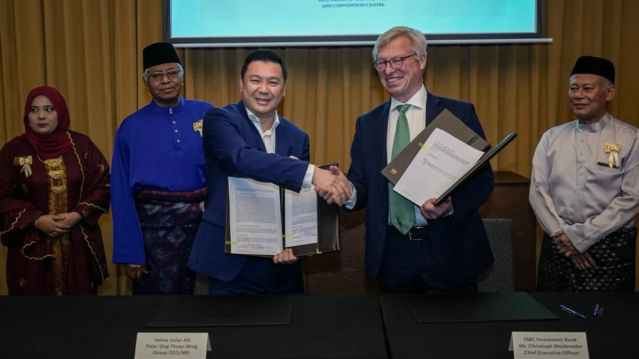 Ketua Pegawai Eksekutif dan Pengarah Urusan Helios Solar, Ong Thuan Ming (tiga dari kiri) pada majlis memeterai prospektus IPO bersama SMC Investmentbank AG - Gambar ihsan Helios