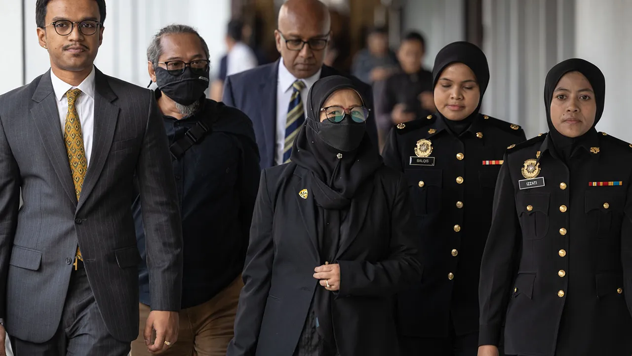 Suruhanjaya Pencegahan Rasuah Malaysia (SPRM) telah mendapat izin mendakwa seorang Ketua Pengarah dan seorang Timbalan Ketua Pengarah (Operasi) di Mahkamah Sesyen Kuala Lumpur