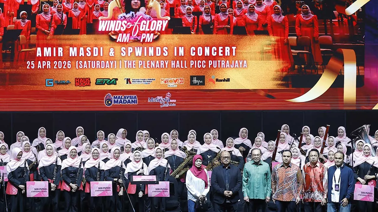 PUTRAJAYA, 25 April -- Perdana Menteri Datuk Seri Anwar Ibrahim hadir menyaksikan persembahan Winds of Glory: AM:PM Amir Masdi dan Seri Puteri Winds in Concert di Pusat Konvensyen Antarabangsa Putrajaya (PICC), malam ini. Persembahan berkonsepkan hiburan orkestra itu menampilkan kolaborasi penyanyi Amir Masdi bersama Seri Puteri Symphonic Winds Orchestra (SPWinds) dalam satu malam persembahan yang penuh energi dan menghiburkan penonton. -- fotoBERNAMA (2026) HAK CIPTA TERPELIHARA KMK