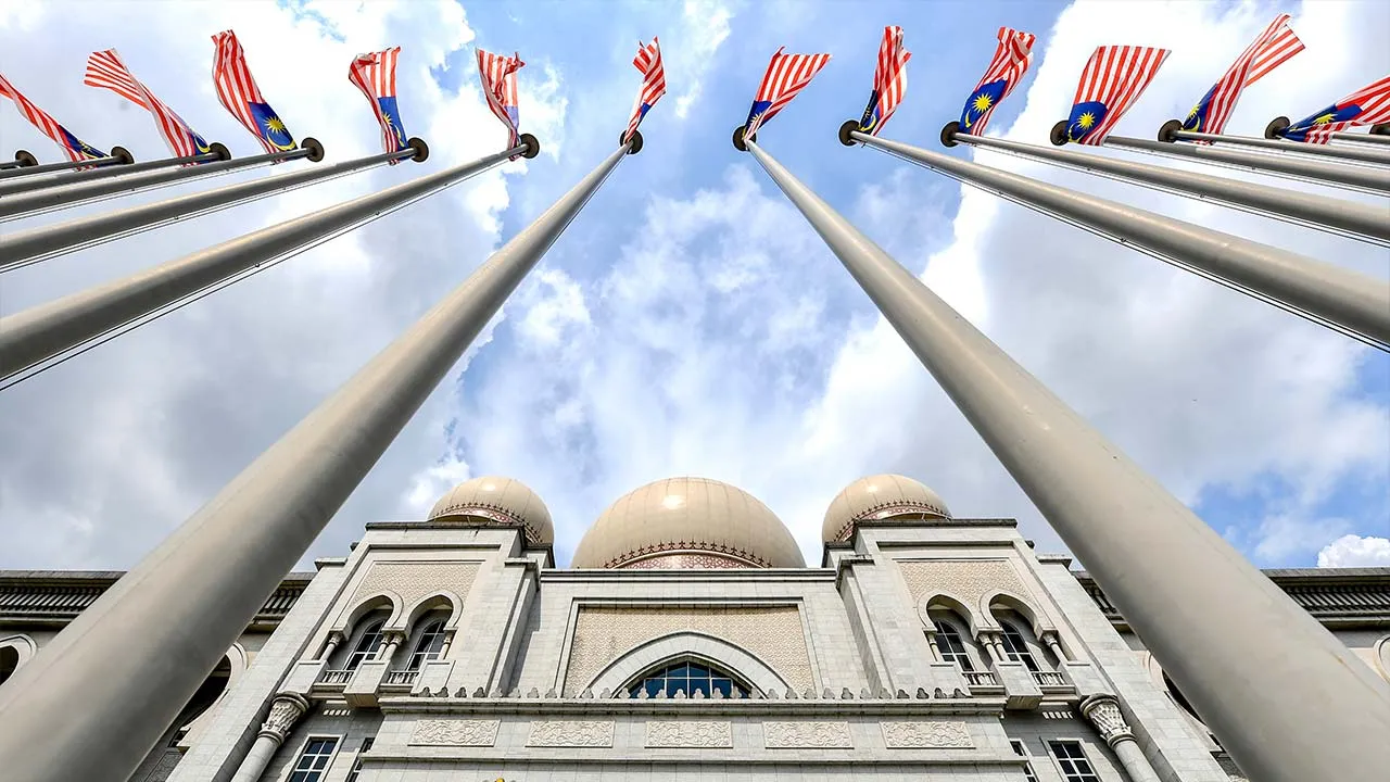PUTRAJAYA, 13 Jun -- Jalur Gemilang berkibar megah di hadapan Kompleks Istana Kehakiman di Putrajaya hari ini.  Hukuman mati masih wujud dalam perundangan Malaysia walaupun kerajaan bersetuju memansuhkan hukuman mati mandatori pada 8 Jun lepas, kata Menteri di Jabatan Perdana Menteri (Parlimen dan Undang-Undang) Datuk Seri Dr Wan Junaidi Tuanku Jaafar.  Beliau berkata kerajaan bersetuju memansuhkan hukuman mati mandatori dan digantikan dengan hukuman gantian yang tertakluk kepada budi bicara mahkamah.  --fo