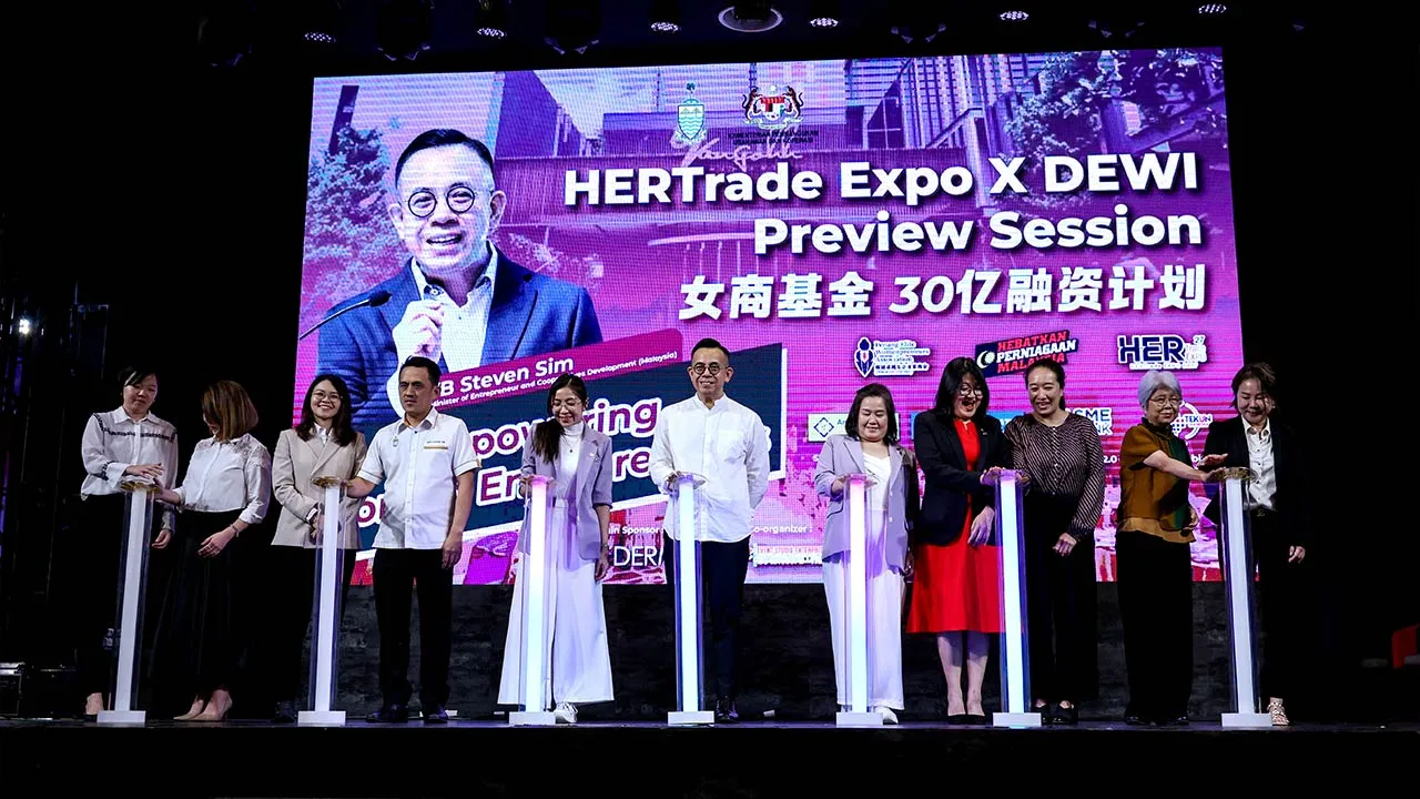 BUKIT MERTAJAM, 11 April -- Menteri Pembangunan Usahawan dan Koperasi Steven Sim Chee Keong (tengah) pada gimik perasmian Heartrade Expo X Dewi Preview Session di sebuah hotel hari ini.  -- fotoBERNAMA (2026) HAK CIPTA TERPELIHARA