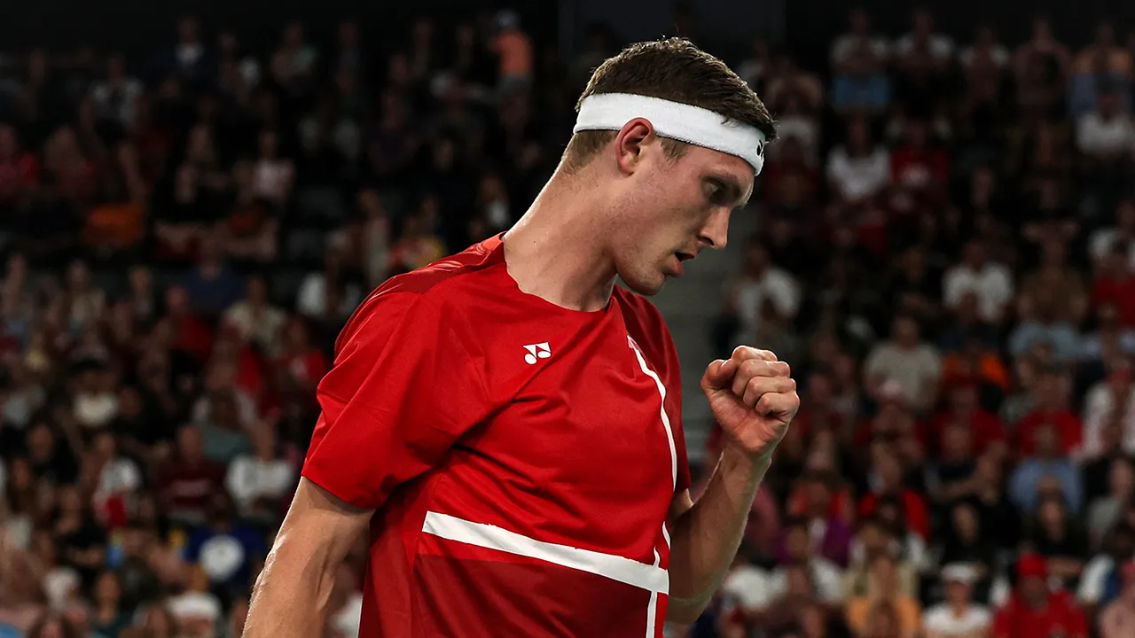 PARIS, 4 Ogos -- Pemain badminton perseorangan Denmark Viktor Axelsen beraksi menentang pemain India Lakshya Sen dalam acara separuh akhir badminton lelaki Sukan Olimpik Paris 2024 di Arena Porte De La Chapelle hari ini.  Viktor Axelsen mara ke perlawanan akhir dengan menewaskan Lakshya Sen 22-20, 21-14.  --fotoBERNAMA (2024) HAK CIPTA TERPELIHARA    PARIS, August 4 -- Denmark's Viktor Axelsen in action against India's Lakshya Sen in the men's badminton singles semi-finals at the Paris 2024 Olympics at Port