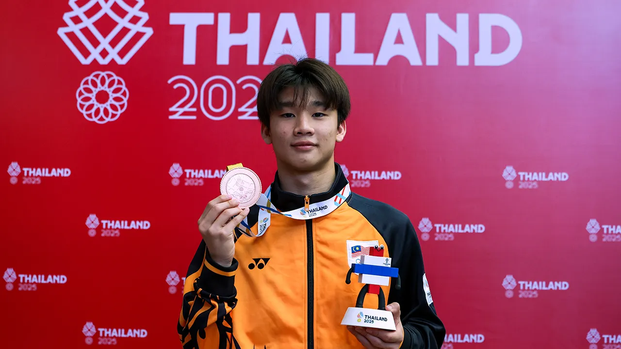 BANGKOK, 17 Dis -- Atlet terjun negara Yong Rui Jie bergambar dengan pingat gangsa yang dimenanginya dalam acara terjun papan anjal 1 meter lelaki pada Sukan SEA Thailand 2025 di Assumption University Aquatic Center di sini hari ini.  --fotoBERNAMA (2025) HAK CIPTA TERPELIHARA