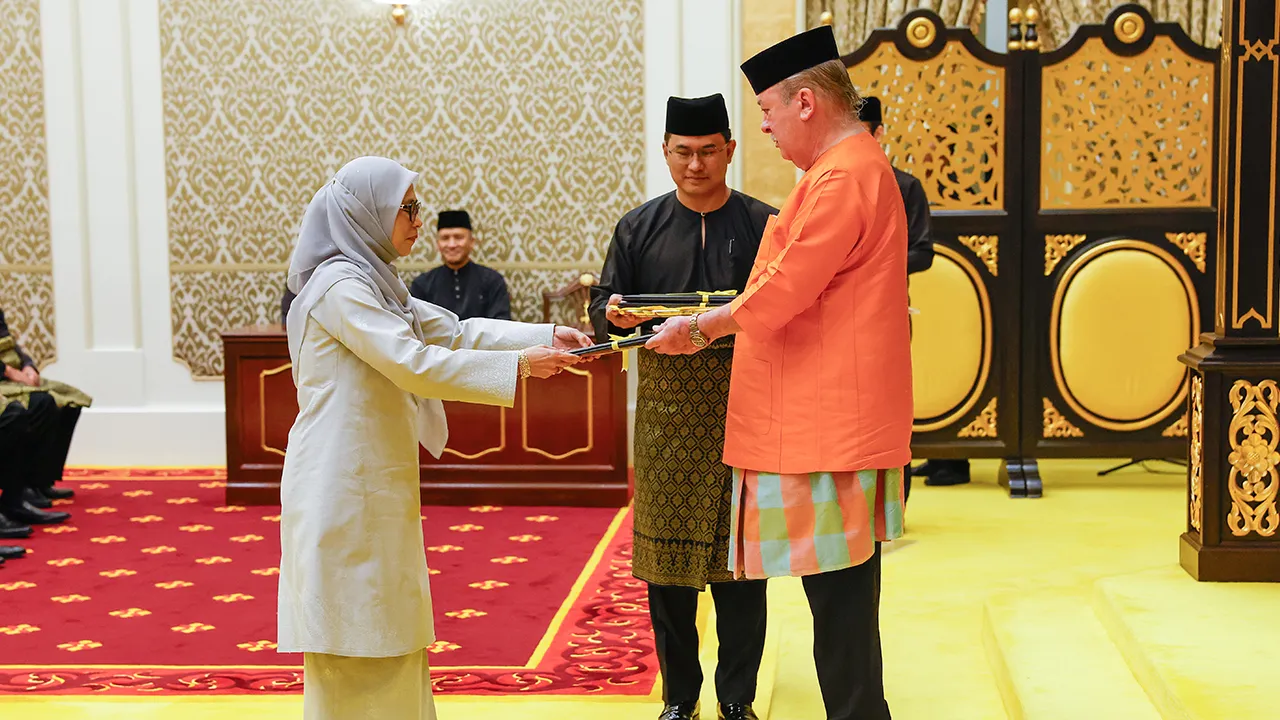KUALA LUMPUR, 21 April -- Yang di-Pertuan Agong Sultan Ibrahim berkenan mengurniakan surat cara pelantikan Hakim Mahkamah Tinggi kepada Datuk Hazizah Kassim di Istana Negara, hari ini.  -- fotoBERNAMA (2026) HAK CIPTA TERPELIHARA