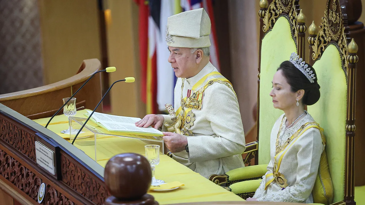 IPOH, 14 April -- Sultan Perak Sultan Nazrin Shah berkenan menyampaikan titah pada perasmian Istiadat Pembukaan Rasmi Tahun Keempat Persidangan Dewan Undangan Negeri (DUN) Perak Ke-15 di Bangunan Perak Darul Ridzuan hari ini.  Turut berangkat, Raja Permaisuri Perak Tuanku Zara Salim.  --fotoBERNAMA (2026) HAK CIPTA TERPELIHARA