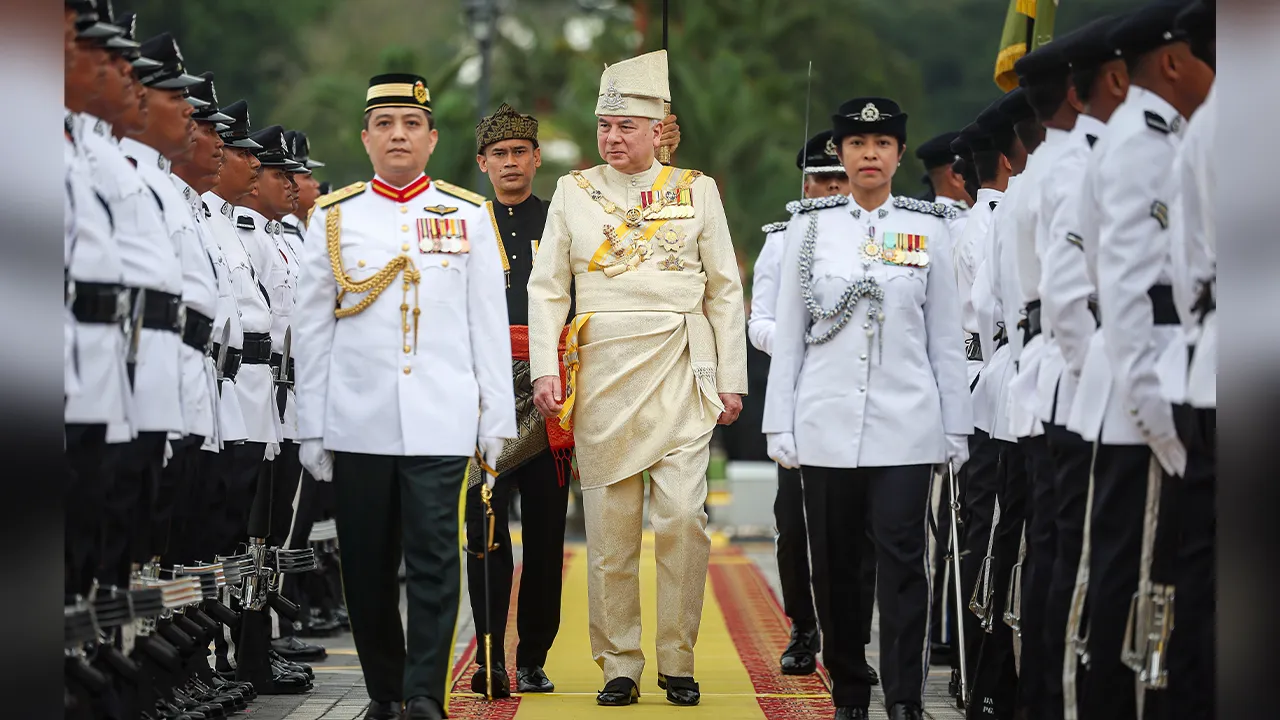IPOH, 14 April -- Sultan Perak Sultan Nazrin Shah berkenan memeriksa Kawalan Kehormatan Utama yang terdiri daripada tiga pegawai dan 102 anggota lain-lain pangkat sempena perasmian Istiadat Pembukaan Rasmi Tahun Keempat Persidangan Dewan Undangan Negeri (DUN) Perak Ke-15 di Bangunan Perak Darul Ridzuan hari ini.  --fotoBERNAMA (2026) HAK CIPTA TERPELIHARA