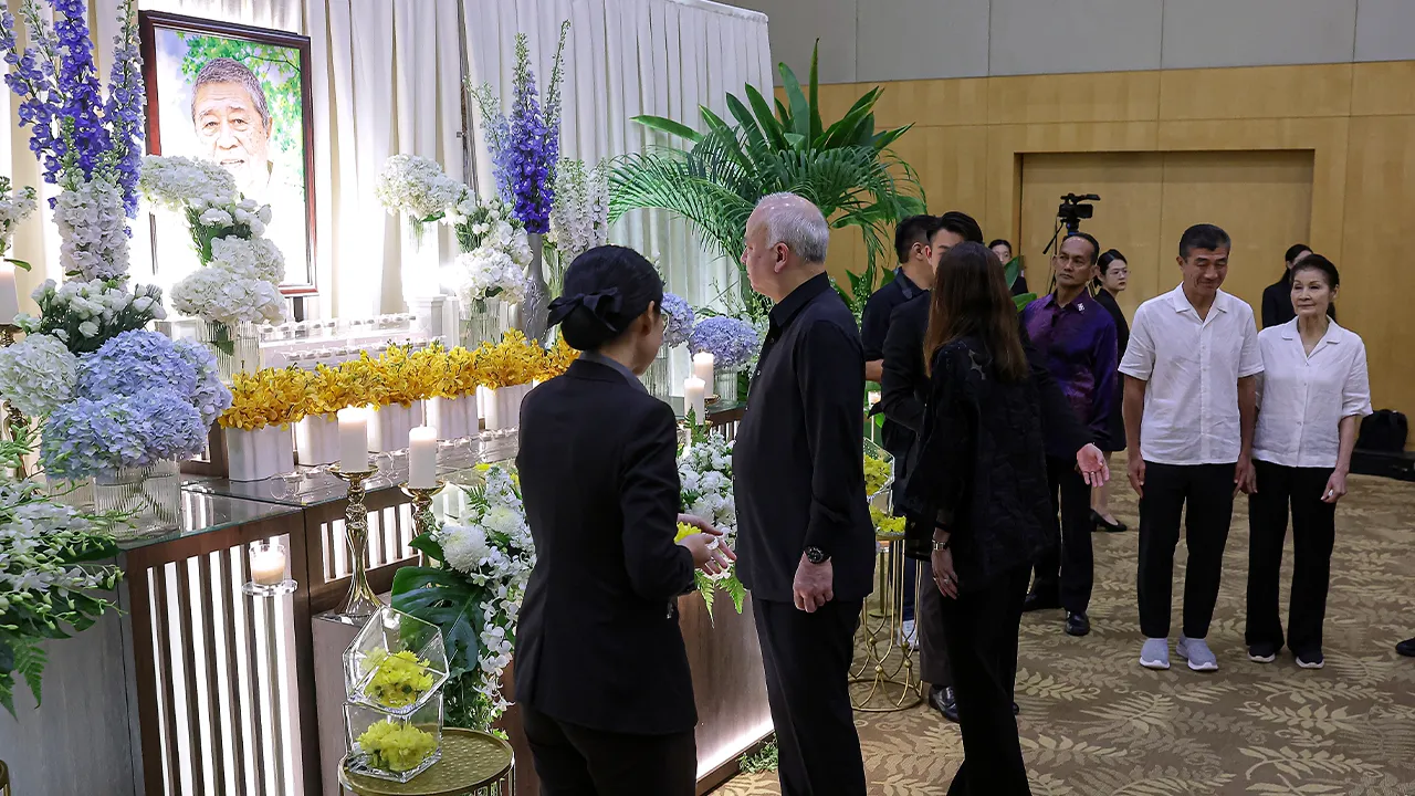 KUALA LUMPUR, 7 April -- Sultan Perak Sultan Nazrin Shah dan Raja Permaisuri Perak Tuanku Zara Salim berkenan memberikan penghormatan terakhir kepada bekas Menteri Pengangkutan yang juga Presiden Kehormat Seluruh Hidup MCA Tun Dr Ling Liong Sik di Pusat Xiao En hari ini.  Turut sama isteri kepada mendiang, Toh Puan Ong Ee Nah dan anaknya Ling Hee Keat.  --fotoBERNAMA (2026) HAK CIPTA TERPELIHARA