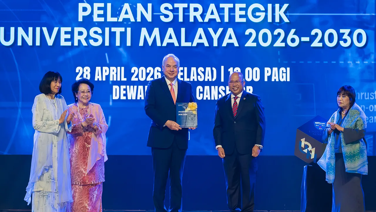 KUALA LUMPUR, 28 April -- Sultan Perak Sultan Nazrin Shah berkenan menyempurnakan pelancaran Pelan Strategik Universiti Malaya 2026-2030 di Dewan Tunku Canselor Universiti Malaya (UM) hari ini.  Turut sama Naib Canselor UM Prof Datuk Seri Ir Dr Noor Azuan Abu Osman (dua, kanan).  --fotoBERNAMA (2026) HAK CIPTA TERPELIHARA