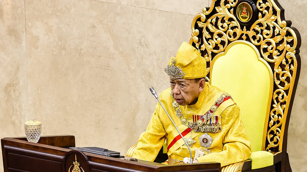 SHAH ALAM, 20 April -- Sultan Selangor Sultan Sharafuddin Idris Shah berkenan menyampaikan titah Diraja sempena Istiadat Pembukaan Persidangan Penggal Keempat Dewan Undangan Negeri (DUN) Selangor ke-15 tahun 2025 di Dewan Negeri Selangor hari ini.  -- fotoBERNAMA (2026) HAK CIPTA TERPELIHARA