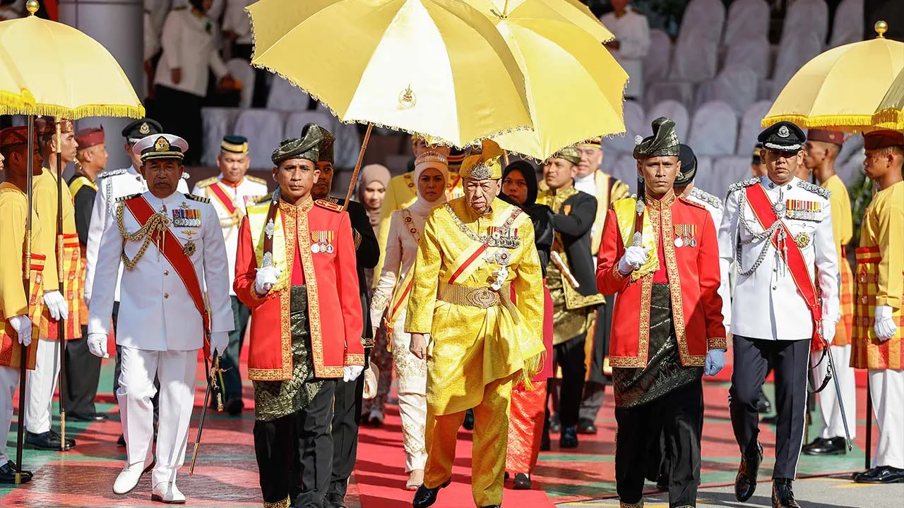 SHAH ALAM, 20 April -- Sultan Selangor Sultan Sharafuddin Idris Shah dan Tengku Permaisuri Selangor Tengku Permaisuri Norashikin berkenan berangkat sempena Istiadat Pembukaan Persidangan Penggal Keempat Dewan Undangan Negeri (DUN) Selangor ke-15 tahun 2025 di Dewan Negeri Selangor hari ini.   -- fotoBERNAMA (2026) HAK CIPTA TERPELIHARA
