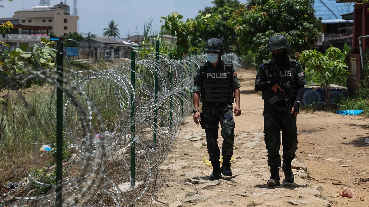 PASIR MAS, 12 April -- Tinjauan di sempadan Malaysia-Thailand Sungai Golok dimana seramai 34 pelajar dikesan memasuki negara ini melalui laluan tidak diwartakan di Pengkalan Haram Pohon Jambu, Rantau Panjang hari ini.  Difahamkan, kesemua pelajar berkenaan adalah dari sebuah sekolah menengah dan dua buah sekolah rendah termasuk sekolah agama melibatkan 22 perempuan dan 12 lelaki berusia antara tujuh hingga 16 tahun.  Berdasarkan siasatan awal polis kumpulan pelajar itu dikesan kira-kira 7 pagi ketika sepasu