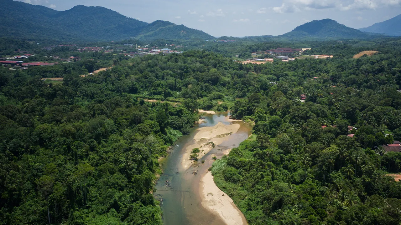 JELI, 11 April -- Keadaan sungai Pergau yang mula kering ketika tinjauan baru-baru ini.  Walaupun belum mencapai tahap krisis berskala penuh, fenomena penurunan paras air di beberapa sungai di Kelantan akibat pengurangan hujan ketika ini wajar dilihat sebagai isyarat awal kepada tekanan terhadap sistem keselamatan air.  Ketua Kumpulan Penyelidikan Ketahanan Iklim, Air dan Alam Sekitar, Fakulti Sains Bumi, Universiti Malaysia Kelantan (UMK) Prof Madya Dr Mohamad Faiz Mohd Amin berkata berdasarkan pemantauan 