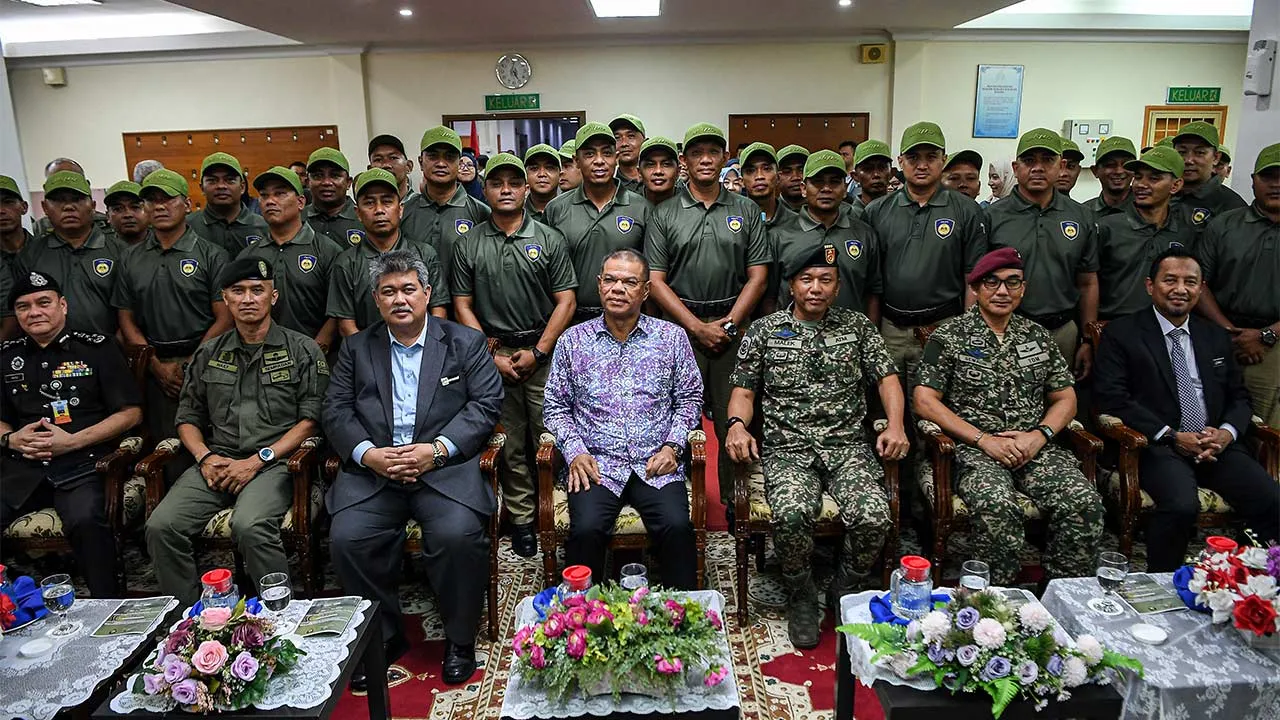 KAJANG, 13 April -- Menteri Dalam Negeri Datuk Seri Saifuddin Nasution Ismail (tengah) bergambar bersama 48 veteran Angkatan Tentera Malaysia (ATM) yang terpilih selepas Majlis Peluncuran Inisiatif Malaysia Border Guard (Veteran Angkatan Tentera) 2026 Agensi Kawalan dan Perlindungan Sempadan Malaysia (AKPS) di Maktab Penjara Malaysia, hari ini.  Turut hadir Panglima Angkatan Tentera (PAT) Jen Datuk Malek Razak Sulaiman (tiga, kanan) dan Ketua Pengarah AKPS, Datuk Seri Mohd Shuhaily Mohd Zain (dua, kiri).  -