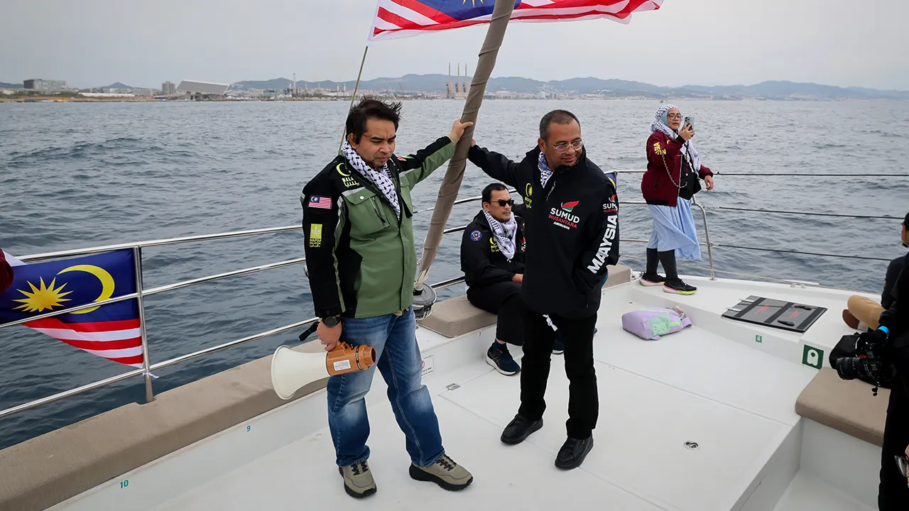 BARCELONA, 13 April -- Menteri Besar Selangor Datuk Seri Amirudin Shari yang juga penaung Misi Sumud Flotila 2.0, (kanan) bersama Ketua Pengarah SNCC, Datuk Sani Araby Al-Kahery (kiri) memantau keadaan para aktivis misi kemanusiaan Global Sumud Flotilla (GSF) 2.0 di Laut Mediterranean selepas memulakan pelayaran dari Pelabuhan Barcelona menuju ke Gaza semalam.  Misi berkenaan yang bertujuan memecahkan kepungan Israel ke atas Gaza serta menyalurkan bantuan kemanusiaan kepada rakyat Palestin. Misi berkenaan m