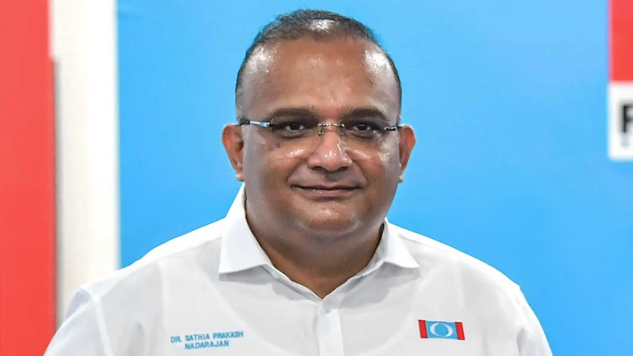 KUALA LUMPUR, 16 Mac -- Setiausaha Agung Parti Keadilan Rakyat (PKR), Datuk Seri Saifuddin Nasution (tengah) bergambar sambil menunjukkan poster Kongres Nasional Khas pada sidang media di Ibu Pejabat PKR hari ini.  Turut serta Timbalan Setiausaha Agung PKR, Muhammad Zakwan Mustafa Kamal (kanan) dan Timbalan Setiausaha Agung PKR, Dr Sathia Prakash Nadarajan (kiri).  Kongres Nasional Khas Malaysia MADANI:Pelaksanaan Sebuah Idealisma akan diadakan di Stadium Malawati Shah Alam, 9 pagi Sabtu ini.  --fotoBERNAMA