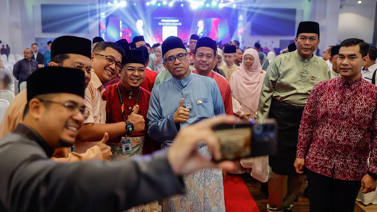 SHAH ALAM, 3 April -- Ketua Setiausaha Negara Tan Sri Shamsul Azri Abu Bakar menyantuni penjawat awam Negeri Selangor pada Majlis Jelajah Taat Setia MADANI Peringkat Negeri Selangor di Dewan Raja Muda Musa, Seksyen 7 hari ini._BERNAMA