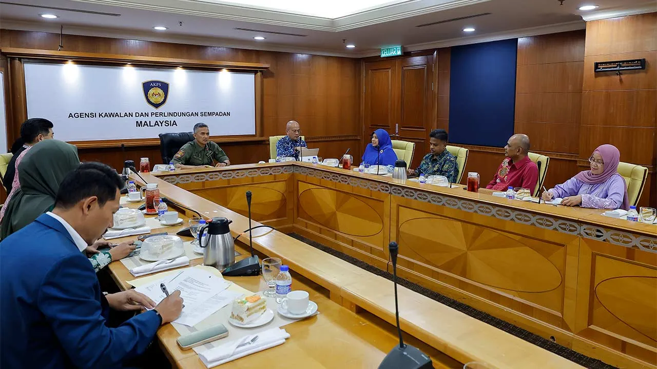 PUTRAJAYA, 30 April -- Ketua Pengarah Agensi Kawalan dan Perlindungan Sempadan (AKPS), Datuk Seri Mohd Shuhaily Mohd Zain ketika menerima kunjungan hormat pengurusan tertinggi Pertubuhan Berita Nasional Malaysia (Bernama) di Kompleks Setia Perkasa, hari ini. Delegasi Bernama diketuai Ketua Pegawai Eksekutif, Datin Paduka Nur-ul Afida Kamaludin serta turut disertai Ketua Pengarang, Arul Rajoo Durar Raj dan Timbalan Ketua Pengarang Perkhidmatan Berita, Mohd Shukri Ishak. -- fotoBERNAMA (2026) HAK CIPTA TERPEL