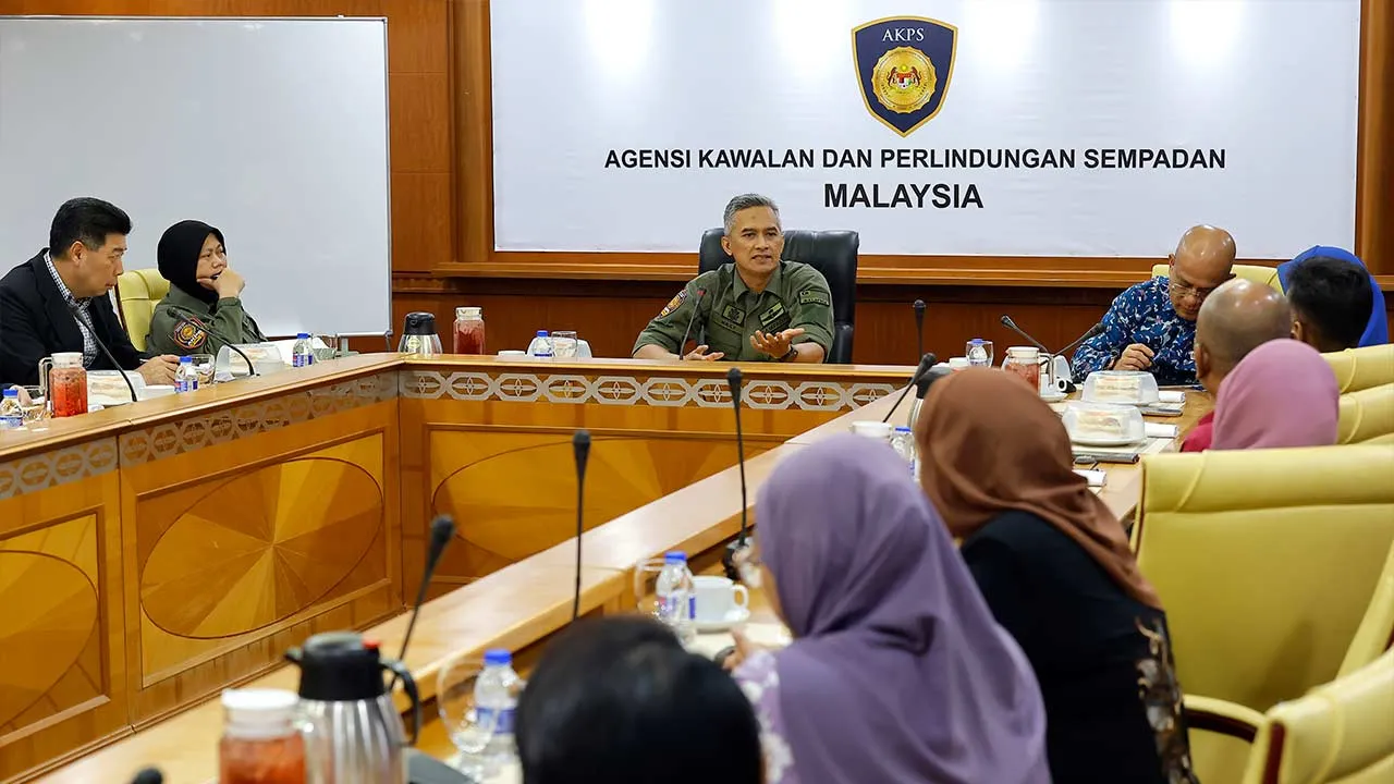 PUTRAJAYA, 30 April -- Ketua Pengarah Agensi Kawalan dan Perlindungan Sempadan (AKPS), Datuk Seri Mohd Shuhaily Mohd Zain ketika menerima kunjungan hormat pengurusan tertinggi Pertubuhan Berita Nasional Malaysia (Bernama) di Kompleks Setia Perkasa, hari ini. Delegasi Bernama diketuai Ketua Pegawai Eksekutif, Datin Paduka Nur-ul Afida Kamaludin serta turut disertai Ketua Pengarang, Arul Rajoo Durar Raj dan Timbalan Ketua Pengarang Perkhidmatan Berita, Mohd Shukri Ishak. -- fotoBERNAMA (2026) HAK CIPTA TERPEL