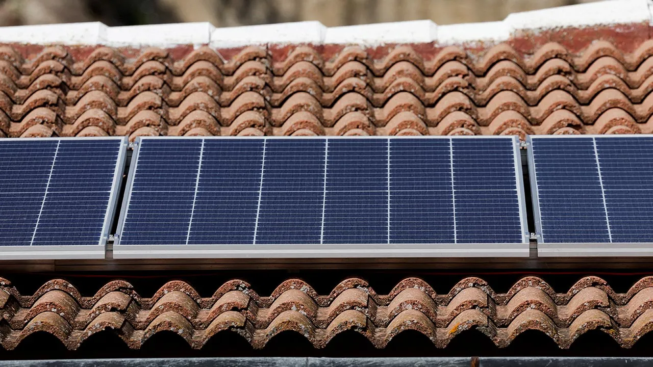 FILE PHOTO: Solar panels are seen on the roof of a home in Ronda, Spain February 7, 2024. REUTERS/Jon Nazca/File Photo