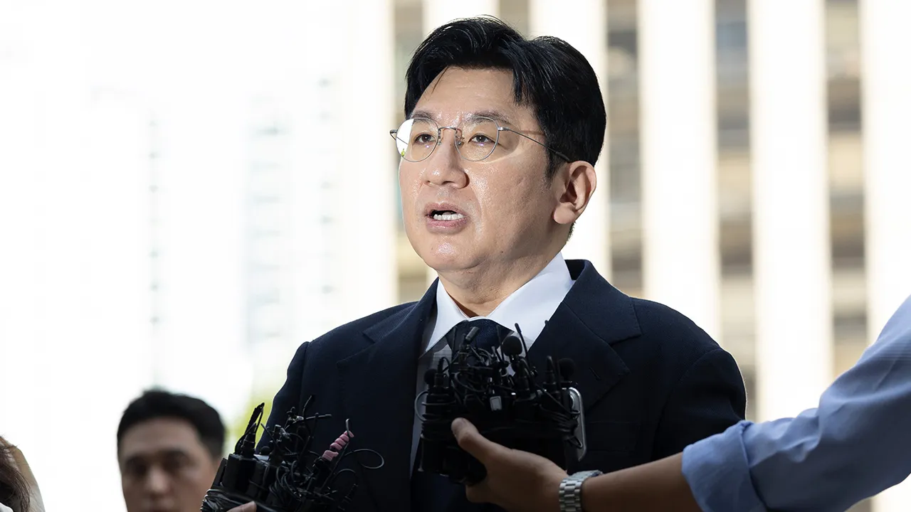 Bang Si-Hyuk, a chairman of Hybe answers reporters' question upon his arrival at the Seoul Metropolitan Police Agency in Seoul, South Korea, Monday, Sept. 15, 2025. (Kim Keun-soo/Newsis via AP)