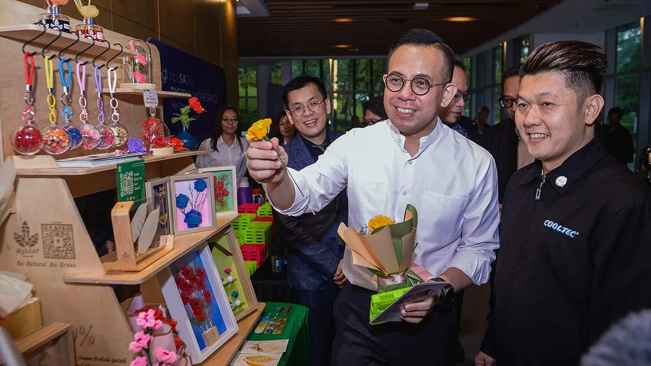 KUALA LUMPUR, 21 April -- Menteri Pembangunan Usahawan dan Koperasi, Steven Sim melawat pameran pada Majlis Pelancaran Program Pensijilan Ekonomi Kitaran (CEC) untuk PKS di Asia School of Business (ASB) Academic hari ini.  --fotoBERNAMA (2026) HAK CIPTA TERPELIHARA