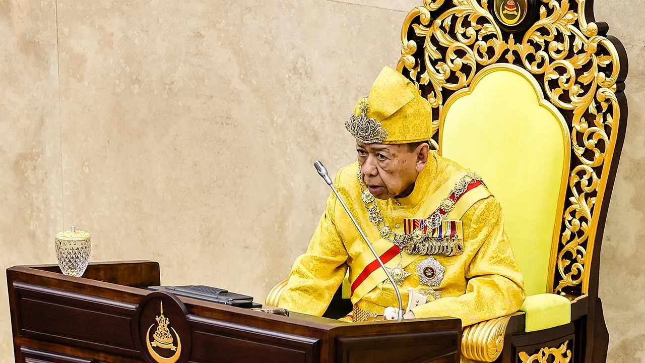SHAH ALAM, 20 April -- Sultan Selangor Sultan Sharafuddin Idris Shah berkenan menyampaikan titah Diraja sempena Istiadat Pembukaan Persidangan Penggal Keempat Dewan Undangan Negeri (DUN) Selangor ke-15 tahun 2025 di Dewan Negeri Selangor hari ini.  -- fotoBERNAMA (2026) HAK CIPTA TERPELIHARA