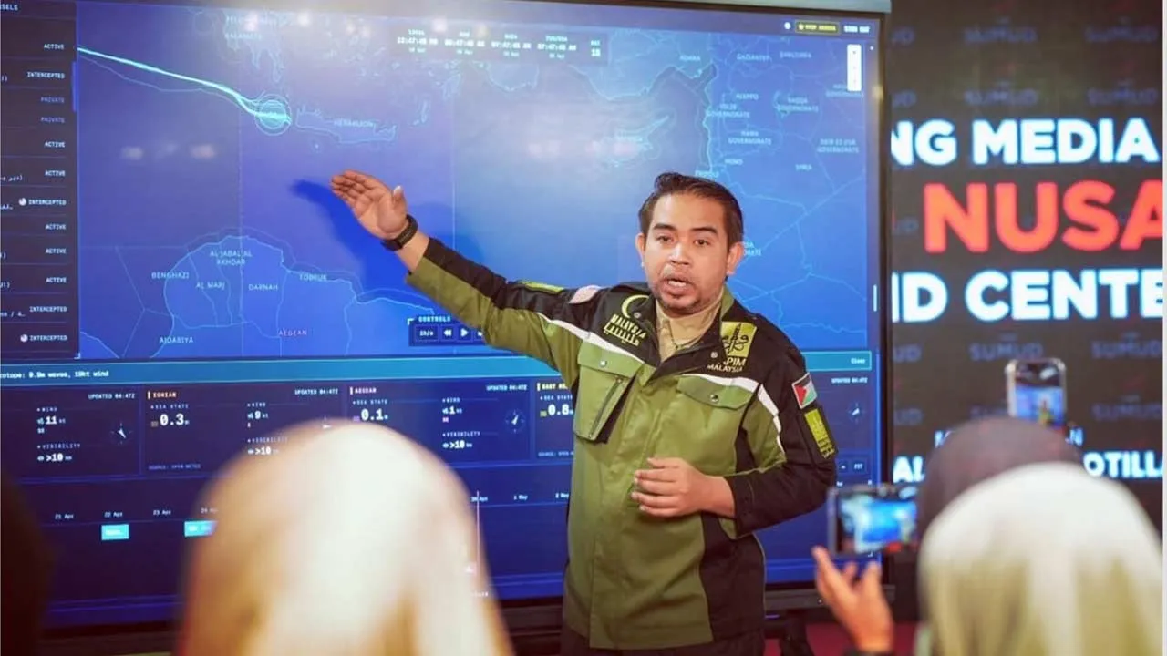 Saya telah menerima panggilan daripada Ketua Pengarah Pusat Kawalan Sumud Nusantara (SNCC), Datuk Dr Sani Araby Abdul Alim Araby.  Beliau menyampaikan taklimat terperinci berhubung insiden 22 kapal misi Global Sumud Flotilla (GSF) 2.0 yang dipintas dan diceroboh oleh tentera rejim Israel di perairan antarabangsa ketika dalam perjalanan ke Gaza.