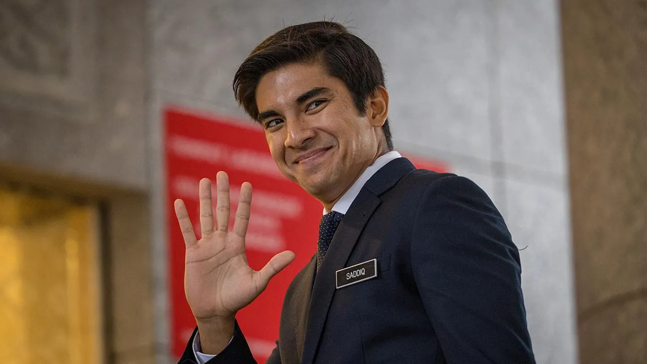 PUTRAJAYA, 17 April -- Ahli Parlimen Muar Syed Saddiq Syed Abdul Rahman hadir di Istana Kehakiman pagi ini untuk pendengaran rayuan hari ketiga terhadap sabitan dan hukuman bagi empat pertuduhan pecah amanah, salah guna harta dan pengubahan wang haram dana Armada yang membabitkan beliau.  Pada 9 Nov 2023, Syed Saddiq dijatuhi hukuman penjara tujuh tahun, dua sebatan dan denda RM10 juta oleh Mahkamah Tinggi Kuala Lumpur selepas didapati bersalah atas empat pertuduhan itu.  --fotoBERNAMA (2025) HAK CIPTA TERP