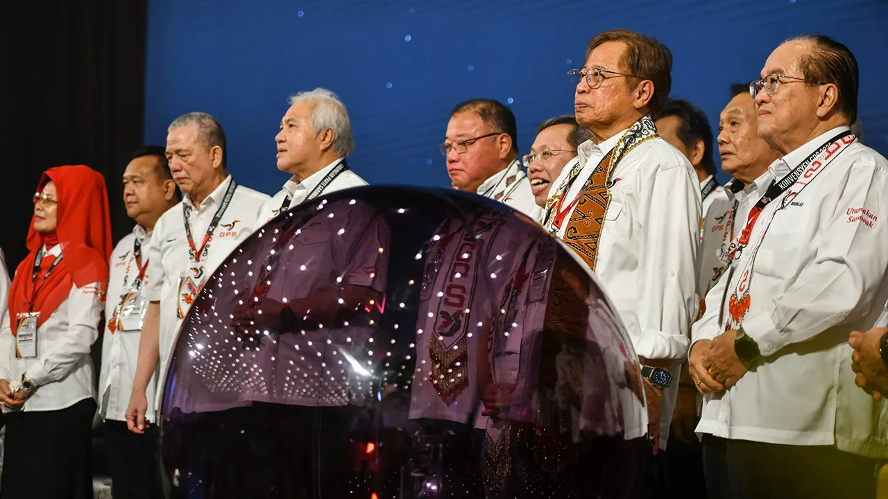 KUCHING, 19 April -- Premier Sarawak merangkap Pengerusi Gabungan Parti Sarawak (GPS) Tan Sri Abang Johari Tun Openg menyempurnakan gimik perasmian Majlis Konvensyen GPS di Pusat Konvensyen Borneo Kuching (BCCK) hari ini.  Turut hadir Timbalan Perdana Menteri Datuk Seri Fadillah Yusof, dan ketiga-tiga Timbalan Premier Sarawak Datuk Amar Douglas Uggah Embas, Datuk Amar Dr Sim Kui Hian dan Datuk Amar Awang Tengah Ali Hasan.  -- fotoBERNAMA (2026) HAK CIPTA TERPELIHARA